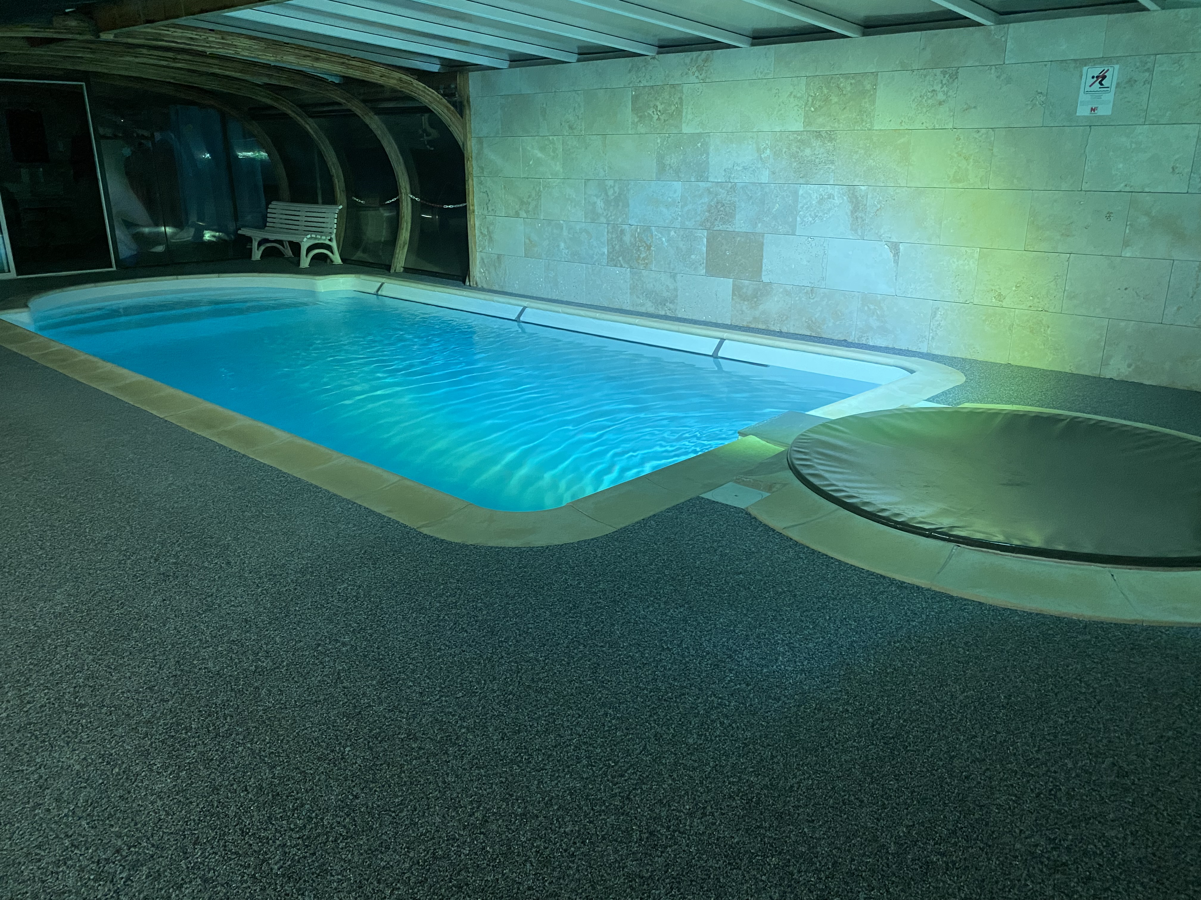 Piscine et jacuzzi de nuit